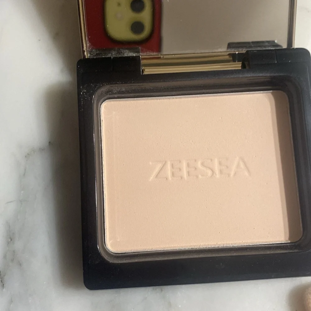 x The British Museum Black and Gold Pressed Powder Full Coverage Even Skin‎ Tone